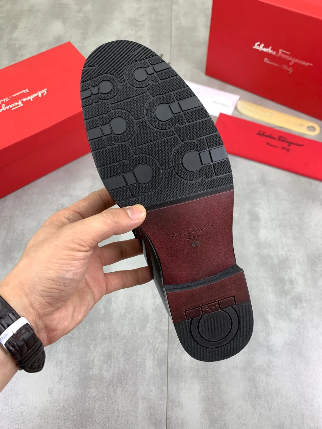 Men's Men's Shoes 💰P562💰[New Style] Water-dyed Niuli 🆘[Salvatore Ferragamo] Ferragamo's latest casual business leather shoes for men! Listed simultaneously! The fabric is made of specially imported original open-edge beaded calfskin, and the interior is made of imported water-dyed cowhide. It is absolutely luxurious and leads the fashion trend. Matching code: 38-44 (45 and 46 can be customized) Black, brown and burgundy colors available